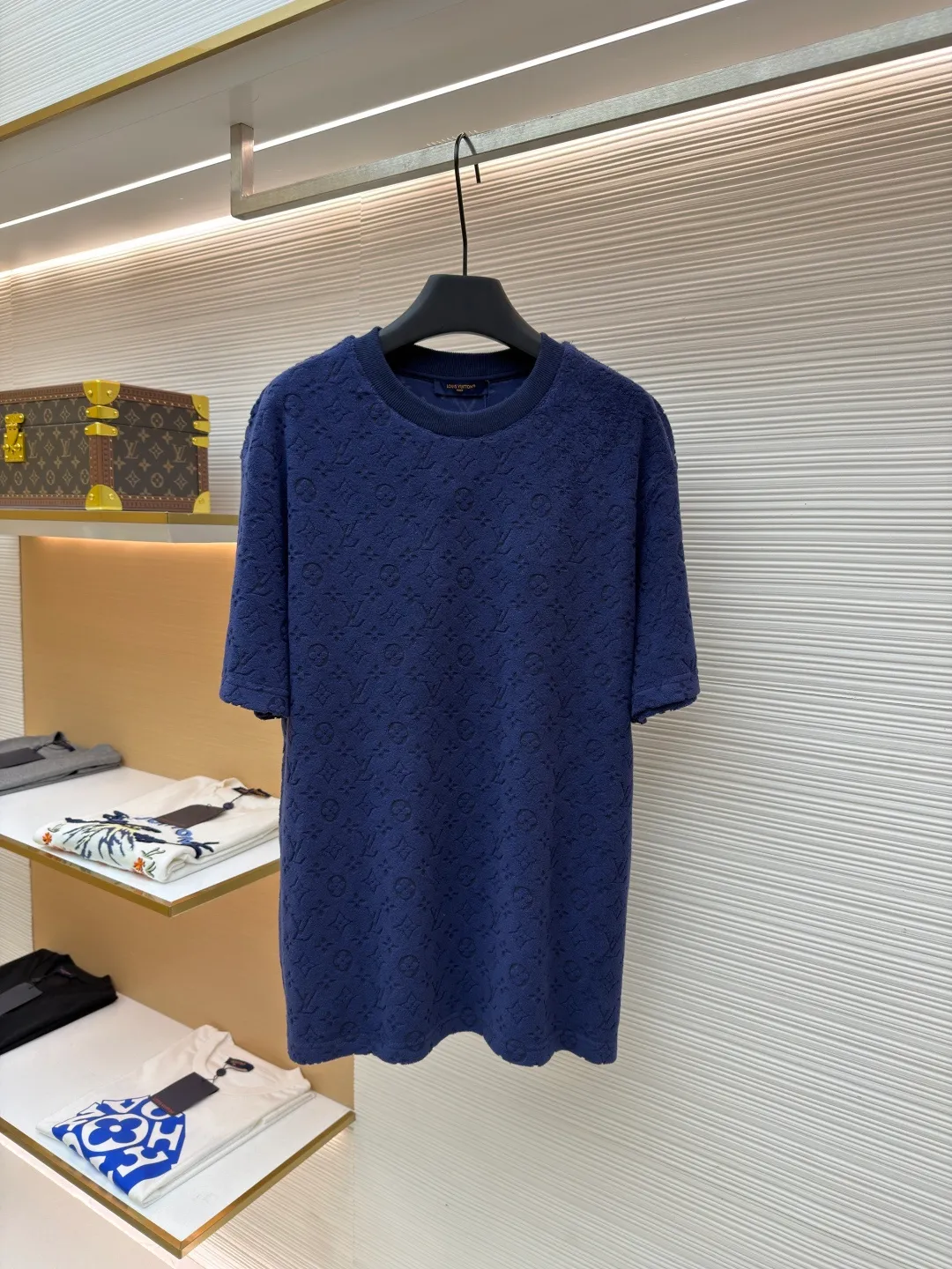 LOUIS VUITTON embossed terry short sleeves ●Original version: Purchased and developed at 9350 ●Item number: 1682411-A00 ●Fabric: terry luxury terry fabric ●Technology: embossed jacquard production ●Color: navy ●Version: fitted version ●Weight: about 340 grams ●Size: S-M-L-XL ●Description: Customized soft cotton blended terry luxury terry fabric with clear texture Plump and lazy, comfortable and close to the skin, with navy blue as the main tone, as calm and profound as the deep sea, the full-width Monogram embossing makes a stunning appearance. It is a gorgeous bloom of Louis Vuitton's classic elements. It is fully recognizable and interprets unparalleled fashion style. The suit is worn for worry-free wear. Three-dimensional relief jacquard technique uses a high-density electronic jacquard machine to achieve the Monogram three-dimensional effect through the "positive and negative layer weaving method". Apply heat pressure to the fabric locally using a customized mold to hot-melt the fibers in specific areas. The permanent embossed contour infrared positioning cutting machine achieves precise positioning of materials through infrared emitters and infrared receivers. The accuracy can reach the micron level, thereby meeting the effect of Monogram alignment and high-precision cutting. The fabrics have been washed and have a better hand feel and texture. They are not easy to deform, shrink or fade, and maintain long-term beauty. The overall wiring is straight and delicate, the fabric is comfortable and soft, and the color is consistent without color difference. It can be matched with the same style to create a fashionable look and control various occasions. Customized accessories, complete with three standards, same style for men and women!